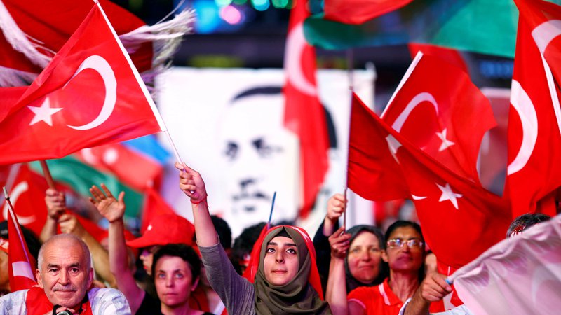 Fotografija: Novi predsedniški sistem Recepu Tayyipu Erdoğanu omogoča, da odločitve sprejema z dekretom – brez podpore parlamenta. FOTO: Osman Orsal/Reuters