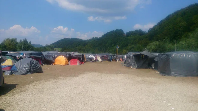 Prostovoljci so po poplavi postavili številne nove šotore. FOTO: Aljaž Vrabec