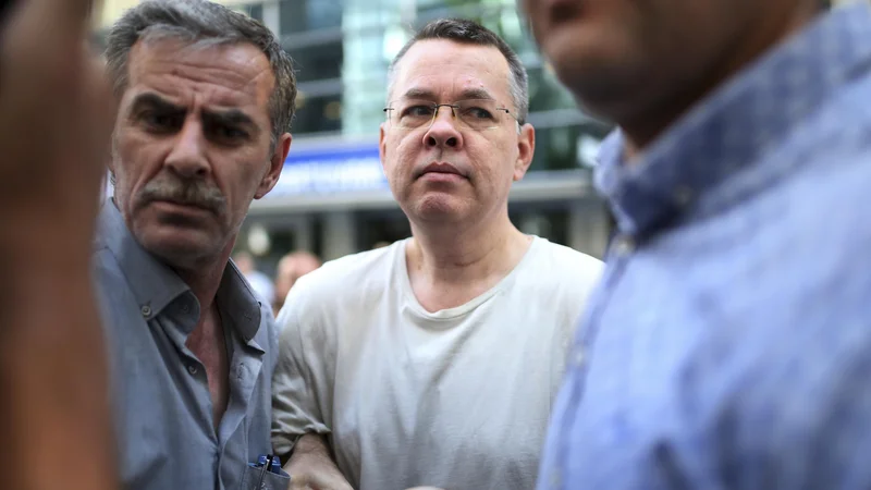 Fotografija: Turška vlada je prilila olja na ogenj ameriško-turških odnosov z odločitvijo, da ne bo izpustila protestantskega pridigarja Andrewa Brunsona. Foto: AP