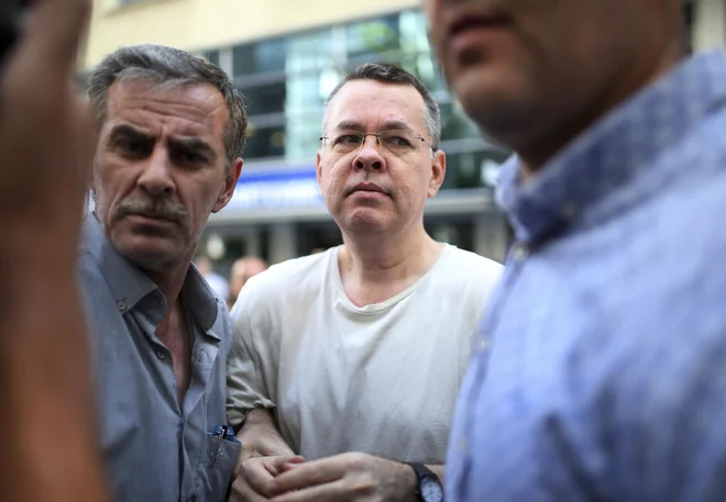 Turška vlada je prilila olja na ogenj ameriško-turških odnosov z odločitvijo, da ne bo izpustila protestantskega pridigarja Andrewa Brunsona. Foto: AP