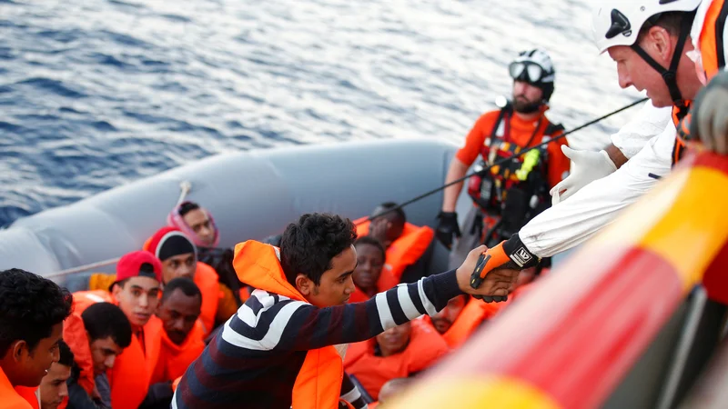 Fotografija: V primerjavi z enakim obdobjem lani se je letos število migrantov, ki so v Evropo prišli po morju, zmanjšalo za polovico. FOTO: Yara Nardi/Reuters