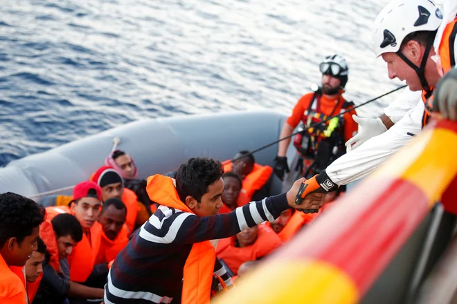 V primerjavi z enakim obdobjem lani se je letos število migrantov, ki so v Evropo prišli po morju, zmanjšalo za polovico. FOTO: Yara Nardi/Reuters