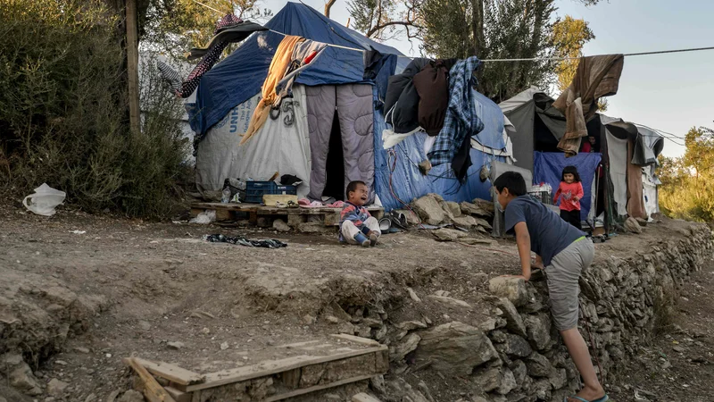 Fotografija: V taborišču Moria, kjer je prostora za dobrih 3000 ljudi, jih je zdaj skoraj trikrat več. Foto AFP