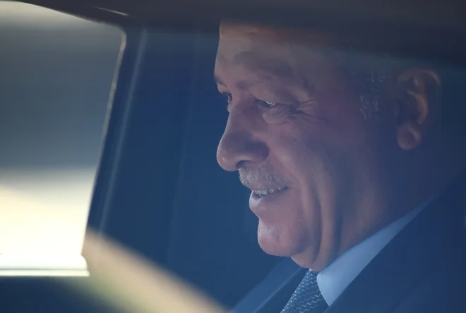 Tuški predsednik Tayyip Erdogan od Rijada vztrajno zahteva pojasnila, kaj se je v Istanbulu zgodilo z novinarjem. FOTO: Hannibal Hanschke/Reuters