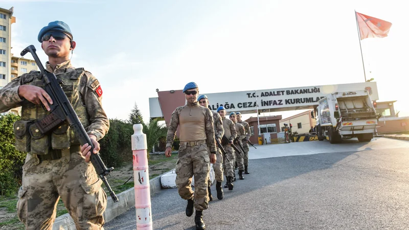 Fotografija: Turški policisti pred sodiščem Aliaga v Izmirju, kjer je potekalo sojenje izpuščenemu ameriškemu pridigarju Andrewu Brunsonu.
FOTO: AFP