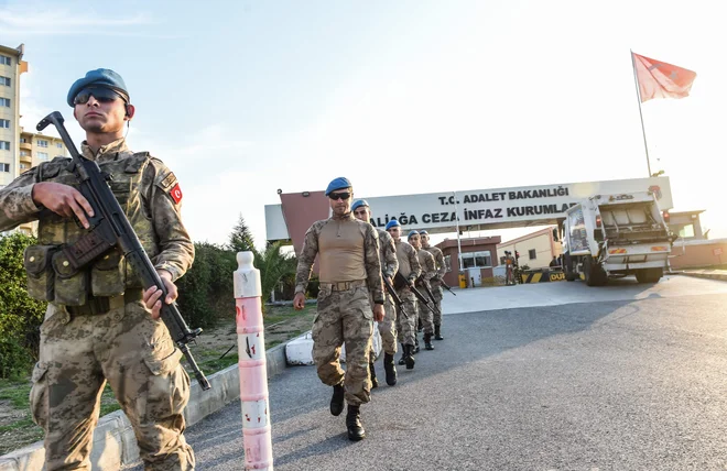 Turški policisti pred sodiščem Aliaga v Izmirju, kjer je potekalo sojenje izpuščenemu ameriškemu pridigarju Andrewu Brunsonu.<br />
FOTO: AFP