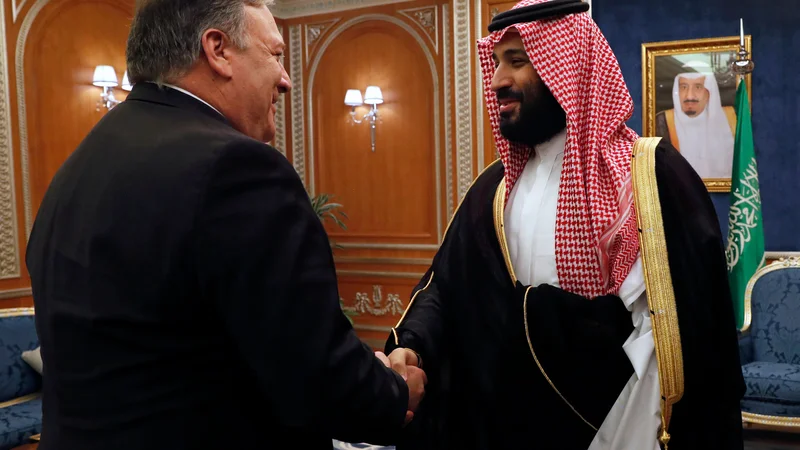 Fotografija: Ameriški zunanji minister Mike Pompeo se je v Rijadu srečal s tudi s spornim prestolonaslednikom Mohamedom bin Salmanom. FOTO: Leah Millis/AFP