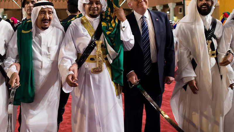Fotografija: Ameriški predsednik Donald Trump (drugi z desne) in betežni savdski kralj Salman (levo) sta med krošnjarskim obiskom prvega v puščavski kraljevini zaplesala tradicionalni arabski ples s sabljami, med katerim sta morala Salmana, da je lahko stal na nogah, podpirati dva pribočnika. FOTO: AFP