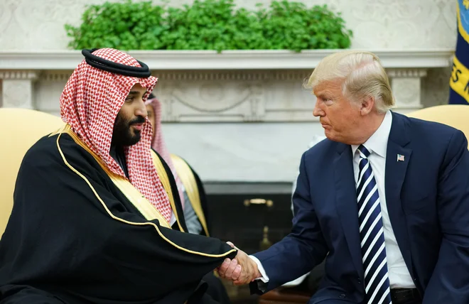 Donald Trump se je marca letos srečal s savdskim kronskim princem. FOTO: Mandel Ngan/Afp