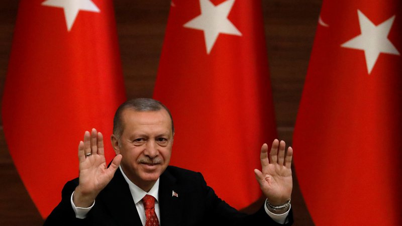 Fotografija: Ko turški predsednik Recep Tayyip Erdoğan govori o brutalnosti savdskega dvora, stoji pred slabo očiščenim ogledalom. FOTO: Reuters