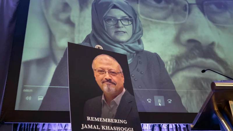 Fotografija: Džamal Hašodži je izginil pred dobrim mesecem dni, ko je na savdskem konzulatu urejal dokumente pred poroko s Hatice Cengiz (na fotografiji v ozadju). FOTO: J. Scott Applewhite/AP