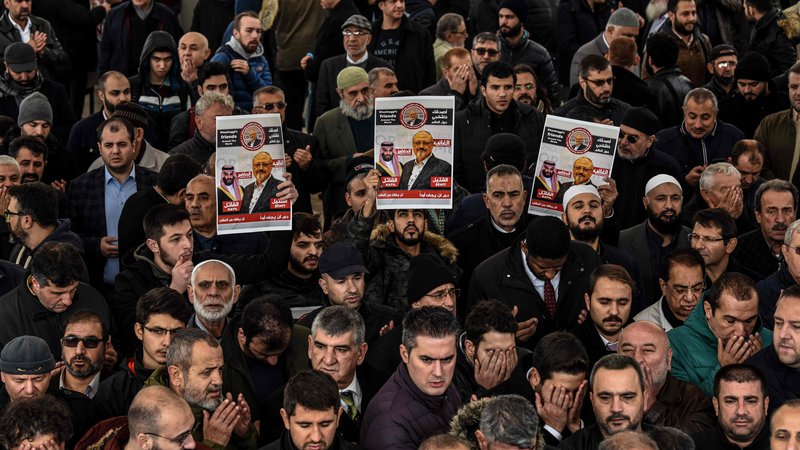 Fotografija: Surovi obračun z novinarjem Džamalom Hašodžijem na savdskem konzulatu v Istanbulu še vedno povzroča proteste. V petek so se spomnili nanj pred istanbulsko mošejo Fatih. FOTO AFP