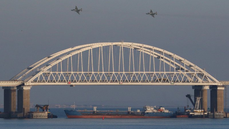 Fotografija: Zveza Nato je Rusijo pozvala, naj nemudoma izpusti ukrajinske mornarje in ladje, ki jih je zajela v nedeljo v Kerški ožini, in da naj Ukrajini zagotovi nemoten dostop do njenih pristanišč v Azovskem morju. FOTO: Reuters