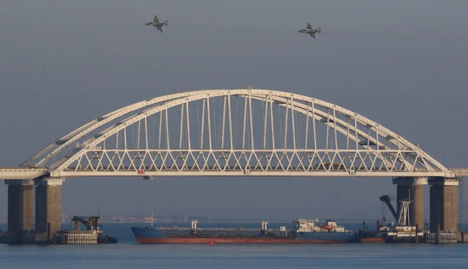 Zveza&nbsp;Nato&nbsp;je Rusijo pozvala, naj nemudoma izpusti ukrajinske mornarje in ladje, ki jih je zajela v nedeljo v Kerški ožini, in da naj Ukrajini zagotovi nemoten dostop do njenih pristanišč v Azovskem morju.&nbsp;FOTO: Reuters