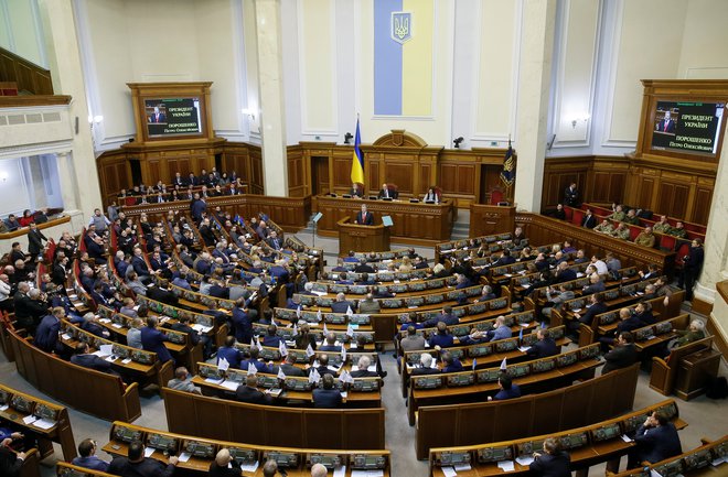 Ukrajinski parlament je vojno stanje včeraj razglasil na obmejnih območjih, in sicer za 30 dni. FOTO: Valentin Ogirenko/Reuters