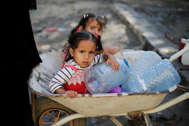 V Jemnu vsak teden odkrijejo 10.000 novih primerov okužbe s kolero. FOTO: Khaled Abdullah/Reuters