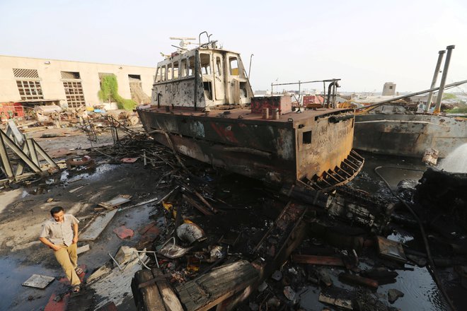 Uničenje v pristanišču Hodeida. FOTO: Abduljabbar Zeyad/Reuters