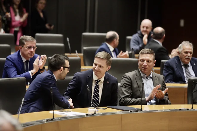 Novi predsednik DZ Igor Zorčič je najprej prejel čestitke strankarskih kolegov. FOTO: Voranc Vogel