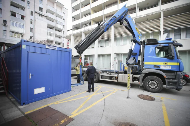 Na postajo za odvzem brisa vas napotijo zdravniki, ko najprej preučijo vaše zdravstveno stanje. FOTO: Jože Suhadolnik