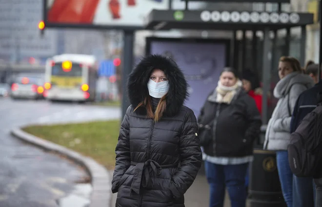 Če sumite, da ste okuženi z virusom, zdravnika naprej pokličite po telefonu. FOTO: Jože Suhadolnik