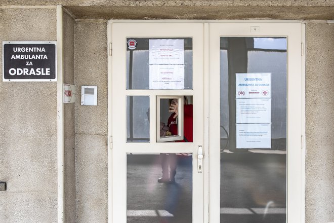 Vhod infektološke klinike v Ljubljani. FOTO: Voranc Vogel