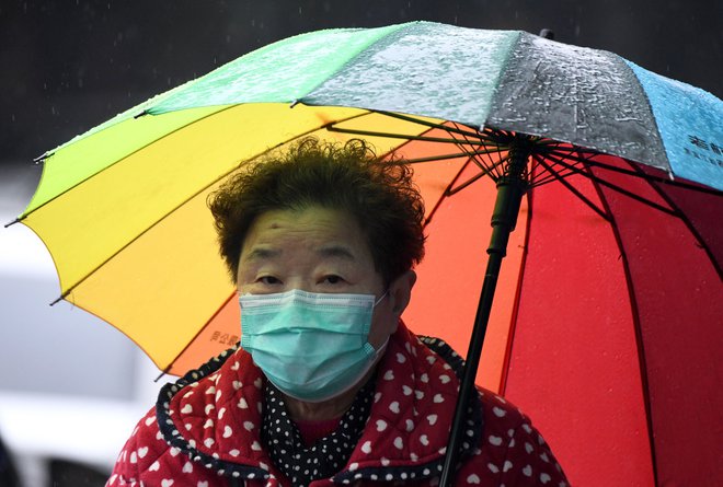 Na Kitajskem, kjer se je novi virus prvič pojavil, se je do zdaj z njim okužilo več kot 80.500 ljudi. FOTO: Noel Celis/Afp
