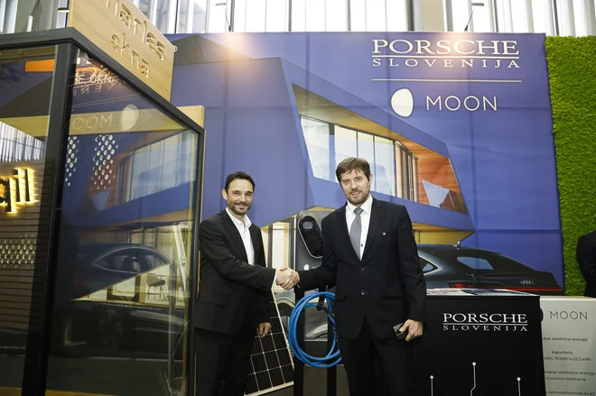 Danilo Ferjančič, generalni direktor Porsche Slovenija in Bogdan Božac, prokurist družbe Marles hiše. Foto Porsche Slovenija