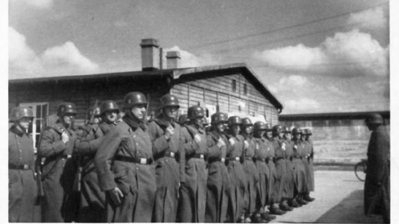 Fotografija: Postroj nacističnih paznikov v času delovanja taborišča Neuengamme. Foto Holocaustresearchproject.urg