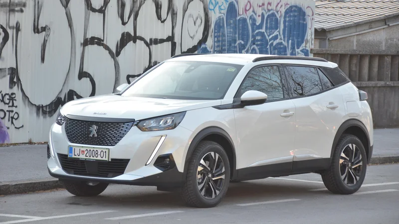 Novi peugeot 2008 izstopa z ostrimi in poudarjenimi linijami. FOTO: Gašper Boncelj