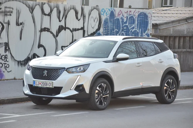 Novi peugeot 2008 izstopa z ostrimi in poudarjenimi linijami. FOTO: Gašper Boncelj