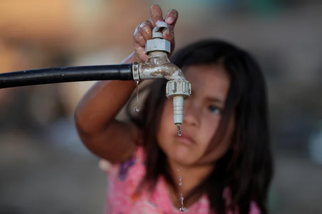 Portret deklice iz argentinske avtohtone skupnosti Wichi v provinci Salta. FOTO: Ueslei Marcelino/Reuters
