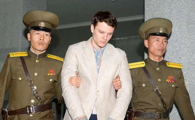 Plakat je ameriški študent Otto Warmbier vzel, ker je želel spominek na bivanje v Severni Koreji. Foto Reuters