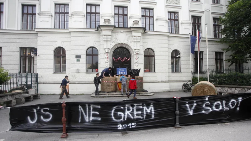 Fotografija: Nismo bili nikakršni disidenti, kljub temu pa zelo kritični do vsega, kar se nam je takrat zdelo pomembno tako na šoli kot v družbi. Še posebno nismo skrivali antipatij do napovedanih skupnih programskih jeder, ki so takrat strašila po Jugoslaviji. FOTO: Mavric Pivk/Delo