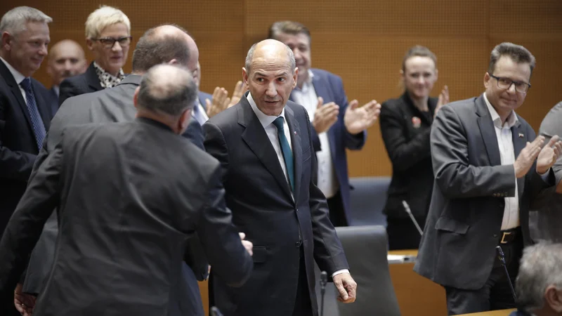 Fotografija: Politike bi veljalo obravnavati podobno kot hišne ljubljenčke. Namesto nerealističnega pričakovanja, da bodo samodejno sledili našim željam in pričakovanjem, jim moramo dati jasne signale. FOTO: Jure Eržen/Delo