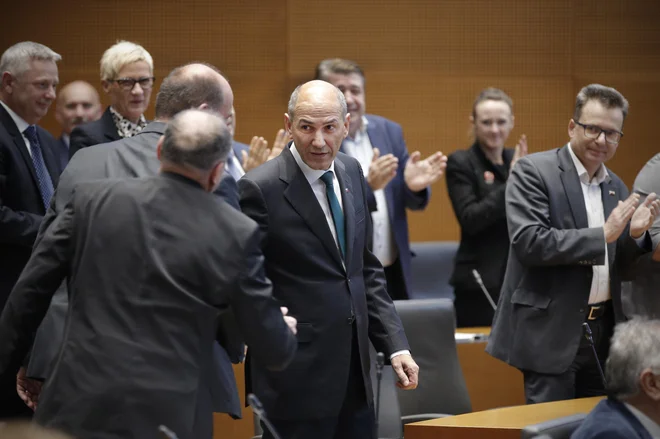 Politike bi veljalo obravnavati podobno kot hišne ljubljenčke. Namesto nerealističnega pričakovanja, da bodo samodejno sledili našim željam in pričakovanjem, jim moramo dati jasne signale. FOTO: Jure Eržen/Delo