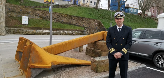 Jadran Klinec, direktor URSP pred sidrom ladje Coste, ki ga je v enem delu neurje zlomilo. Sidro je podaril podjetnik Lean Fonda. Foto Boris Šuligoj