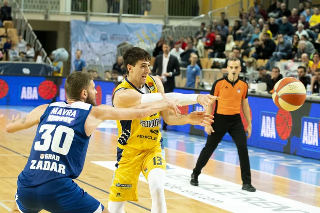 Aleksandar Lazić in soigralci so v Kopru ugnali Zadar s 83:78. Toda košarkarji, ki so po pogromu ostali v moštvu, so takrat skupaj prispevali le 11 točk. FOTO: ABA