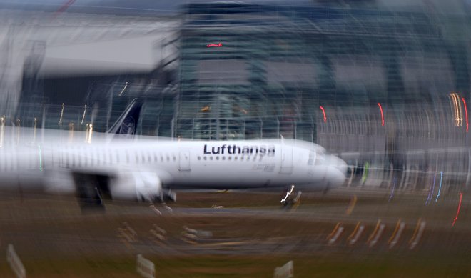 Lufthansa je doslej prizemljila že 150 letal, od tega 25 takih, ki opravljajo medcelinske polete. FOTO: Kai Pfaffenbach Reuters