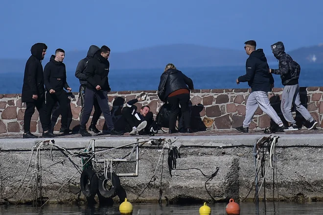 Otočani so napadli fotografa in novinarja Michaela Trammerja. FOTO: AFP