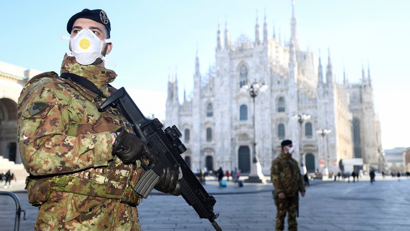 Fotografija: Vojaki pred milansko katedralo, ki je zaradi odločitve oblasti zaprta. FOTO: Reuters