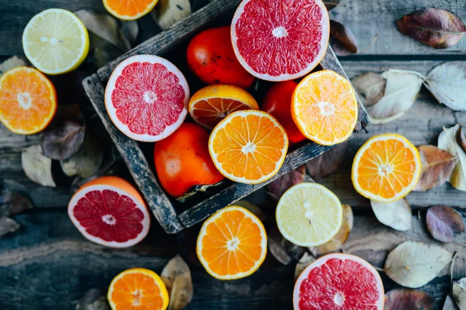 Na primer, zaužiti citrusi se v telesu presnavljajo v svojo osnovno obliko (citrate), lahko se pretvorijo tudi v drugo obliko alkalne oblike (bikarbonate). FOTO: Shutterstock