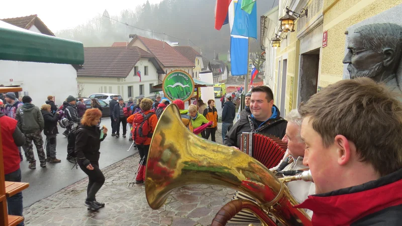 Fotografija: Pohodnike so pred mestno hišo v Višnji Gori že zarana vzpodbujali takti domačih godcev. FOTO: Bojan Rajšek/Delo