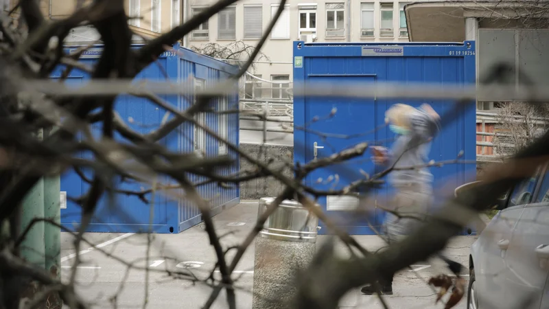 Fotografija: Sprejemni zabojniki pred Infekcijsko kliniko v Ljubljani. FOTO: Uroš Hočevar/Delo