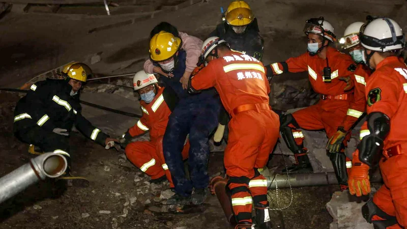 Fotografija: Na Kitajskem je že večkrat prišlo do zrušenj stavb, ki jih pripisujejo pomanjkljivim varnostnim pravilom. FOTO: Str Afp