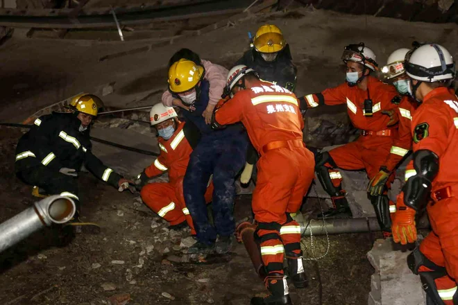 Na Kitajskem je že večkrat prišlo do zrušenj stavb, ki jih pripisujejo pomanjkljivim varnostnim pravilom. FOTO: Str Afp