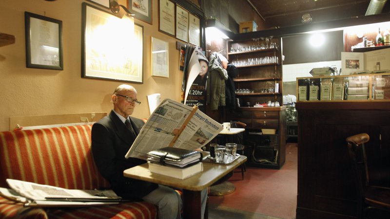 Fotografija: Bralec časopisa v dunajski kavarni Hawelka. FOTO: Reuters