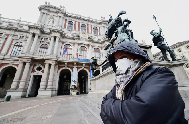 Bari in restavracije lahko ostanejo odprti, vendar morajo gostom zagotoviti, da imajo drug od drugega najmanj meter prostora. FOTO: Massimo Pinca/Reuters