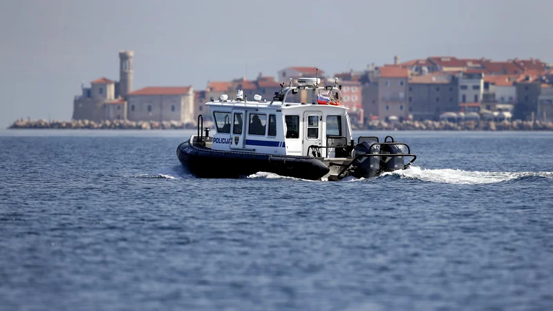Fotografija: Čoln slovenske policije v Piranskem zalivu. FOTO: Matej Družnik/Delo