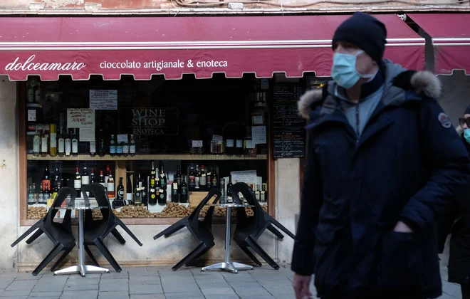 V Italiji so zaprli muzeje, gledališča, kine in druge prireditvene prostore. Zaprte so tudi šole, telovadnice, nočni klubi, kazinoji in smučarska središča. Odpovedani so pogrebi in poroke ter verski in kulturni dogodki. FOTO: Andrea Pattaro/Afp