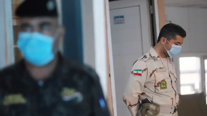 Iranske oblasti pozivajo državljane, naj ne potujejo, da bi s tem preprečili širjenje virusa. Številni se kljub temu odpravijo na pot. FOTO: Essam Al-sudani/Reuters